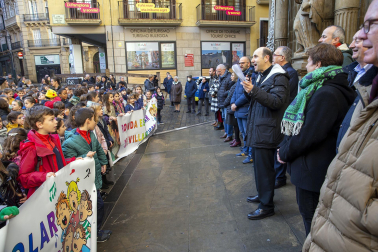 Imagen de la tradicional ronda de villancicos escolar en las calles del centro de Pamplona.
