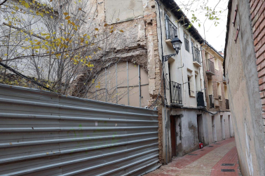 Imagen de la vivienda ubicada en el número 8 de la calle Cofrete de Tudela que se ha derrumbado.