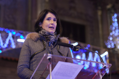 La enfermera Isabel Iturrioz lee el pregón de Navidad en la plaza Consistorial