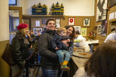 Celebración del 150 aniversario de la churrería La Mañueta en Pamplona.