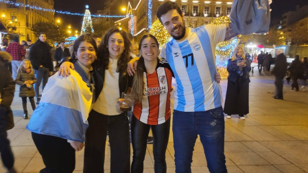 JUAN BAR, CON LA ‘REMERA’ DE NICO BONANNO. Juan  Bar, meta internacional argentino del Helvetia Anaitasuna, celebró el triunfo junto a su pareja Natalia Milagros y a las también jugadoras Daniela Natale y Daniela Moreno.