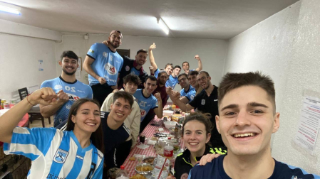 AYELÉN GARCÍA, CON PASIÓN DESDE LA DISTANCIA. La extremo internacional argentina Ayelén García ha vivido con pasión el Mundial. Ayer festejó la final, con su pareja Juan Pablo Cañete y la plantilla del Romo, en Bilbao. 	cedida