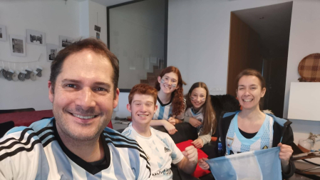 LOS BRANCHI, DE LOS NERVIOS A LA EUFORIA. Pablo Branchi, presidente del Grupompleo Pamplona Atlético, vio el partido con su hijo Augusto, atleta, su hija Sofía, la amiga de ésta, Nahia, y su esposa, Lorena.	cedida
