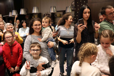 Fotos de la entrega de regalos a los niños ucranianos refugiados en Pamplona