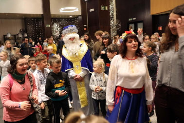 Fotos de la entrega de regalos a los niños ucranianos refugiados en Pamplona