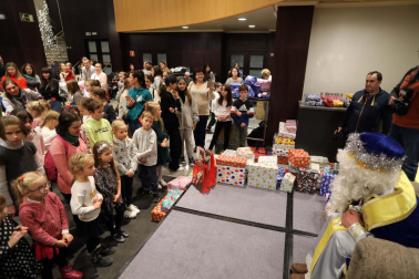 Fotos de la entrega de regalos a los niños ucranianos refugiados en Pamplona
