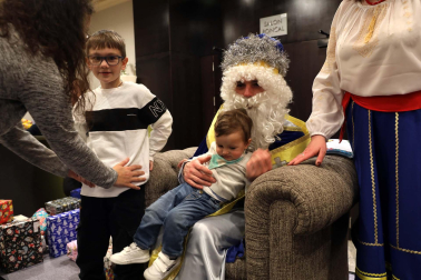 Fotos de la entrega de regalos a los niños ucranianos refugiados en Pamplona