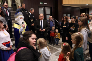 Fotos de la entrega de regalos a los niños ucranianos refugiados en Pamplona
