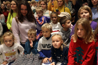 Fotos de la entrega de regalos a los niños ucranianos refugiados en Pamplona