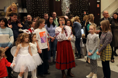 Fotos de la entrega de regalos a los niños ucranianos refugiados en Pamplona