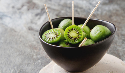 Un cuenco con kiwis enanos