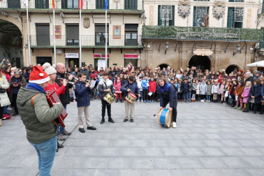 Los niños y niñas se han reunido en la Plaza de los Fueros para interpretar varias canciones.