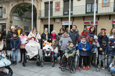 Alumnos de los colegios de Tudela cantnan villancicos en la Plaza de los Fueros de la capital ribera.