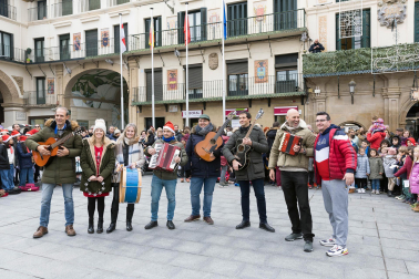 Alumnos de los colegios de Tudela cantnan villancicos en la Plaza de los Fueros de la capital ribera.