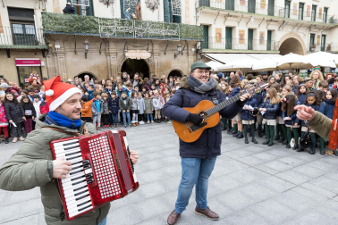 Alumnos de los colegios de Tudela cantnan villancicos en la Plaza de los Fueros de la capital ribera.