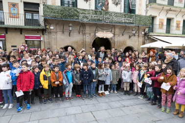 Alumnos de los colegios de Tudela cantnan villancicos en la Plaza de los Fueros de la capital ribera.