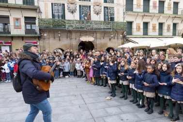 Alumnos de los colegios de Tudela cantnan villancicos en la Plaza de los Fueros de la capital ribera.