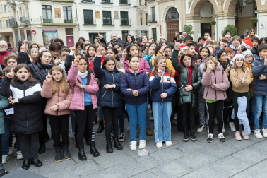 Alumnos de los colegios de Tudela cantnan villancicos en la Plaza de los Fueros de la capital ribera.