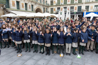 Alumnos de los colegios de Tudela cantnan villancicos en la Plaza de los Fueros de la capital ribera.