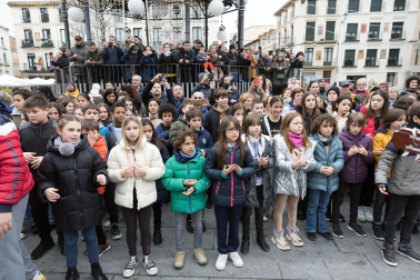 Alumnos de los colegios de Tudela cantnan villancicos en la Plaza de los Fueros de la capital ribera.