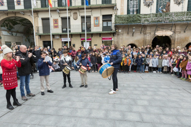 Alumnos de los colegios de Tudela cantnan villancicos en la Plaza de los Fueros de la capital ribera.
