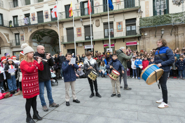 Alumnos de los colegios de Tudela cantnan villancicos en la Plaza de los Fueros de la capital ribera.