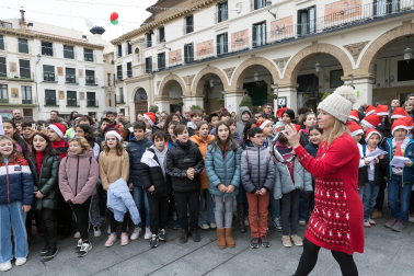 Alumnos de los colegios de Tudela cantnan villancicos en la Plaza de los Fueros de la capital ribera.
