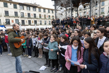 Alumnos de los colegios de Tudela cantnan villancicos en la Plaza de los Fueros de la capital ribera.