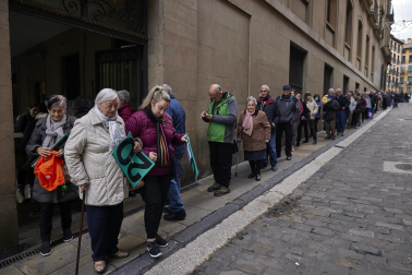 Fotos de las colas para recoger el calendario municipal de Pamplona