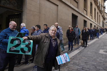 Fotos de las colas para recoger el calendario municipal de Pamplona