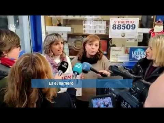 El número 88.509, que ha resultado agraciado con el tercero de los ocho quintos premios del Sorteo Extraordinario de Lotería de Navidad, ha sido vendido en buena parte en Pamplona. En concreto en la administración sita en la Travesía de Bayona, número 2. Rosa e Itziar Arano, responsables de la administración, lo han celebrado.