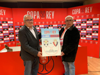 El Arnedo entregó un lienzo conmemorativo del partido a Osasuna. En la imagen, los presidentes Luis Sabalza e Ildelfonso Ruiz