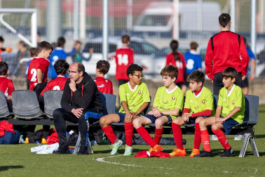 Imágenes del encuentro Amor de Dios 0 - 3 San Miguel (Aoiz) de la primera jornada del XL Torneo Interescolar.