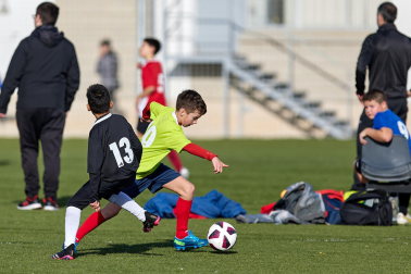 Imágenes del encuentro Amor de Dios 0 - 3 San Miguel (Aoiz) de la primera jornada del XL Torneo Interescolar.
