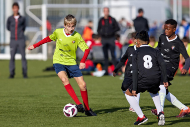 Imágenes del encuentro Amor de Dios 0 - 3 San Miguel (Aoiz) de la primera jornada del XL Torneo Interescolar.