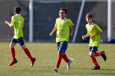 Imágenes del encuentro Amor de Dios 0 - 3 San Miguel (Aoiz) de la primera jornada del XL Torneo Interescolar.
