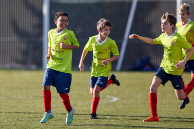 Imágenes del encuentro Amor de Dios 0 - 3 San Miguel (Aoiz) de la primera jornada del XL Torneo Interescolar.