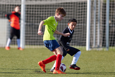 Imágenes del encuentro Amor de Dios 0 - 3 San Miguel (Aoiz) de la primera jornada del XL Torneo Interescolar.