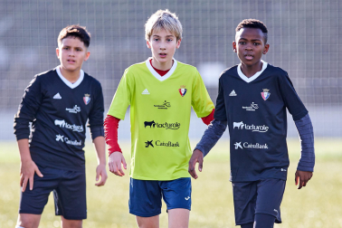 Imágenes del encuentro Amor de Dios 0 - 3 San Miguel (Aoiz) de la primera jornada del XL Torneo Interescolar.