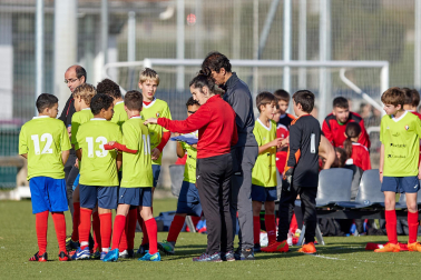 Imágenes del encuentro Amor de Dios 0 - 3 San Miguel (Aoiz) de la primera jornada del XL Torneo Interescolar.