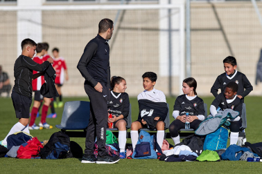 Imágenes del encuentro Amor de Dios 0 - 3 San Miguel (Aoiz) de la primera jornada del XL Torneo Interescolar.
