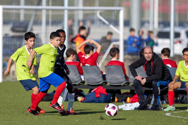 Imágenes del encuentro Amor de Dios 0 - 3 San Miguel (Aoiz) de la primera jornada del XL Torneo Interescolar.