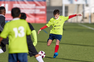 Imágenes del encuentro Amor de Dios 0 - 3 San Miguel (Aoiz) de la primera jornada del XL Torneo Interescolar.