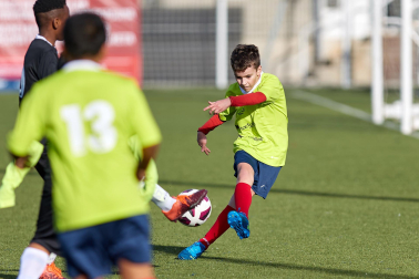 Imágenes del encuentro Amor de Dios 0 - 3 San Miguel (Aoiz) de la primera jornada del XL Torneo Interescolar.