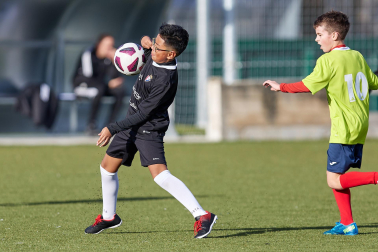 Imágenes del encuentro Amor de Dios 0 - 3 San Miguel (Aoiz) de la primera jornada del XL Torneo Interescolar.