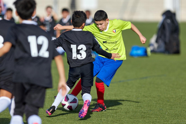 Imágenes del encuentro Amor de Dios 0 - 3 San Miguel (Aoiz) de la primera jornada del XL Torneo Interescolar.