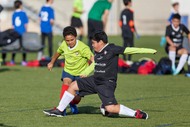 Imágenes del encuentro Amor de Dios 0 - 3 San Miguel (Aoiz) de la primera jornada del XL Torneo Interescolar.