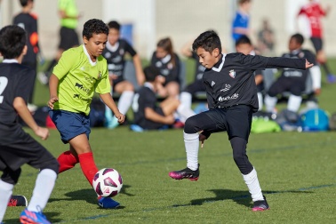 Imágenes del encuentro Amor de Dios 0 - 3 San Miguel (Aoiz) de la primera jornada del XL Torneo Interescolar.