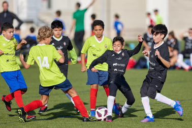 Imágenes del encuentro Amor de Dios 0 - 3 San Miguel (Aoiz) de la primera jornada del XL Torneo Interescolar.