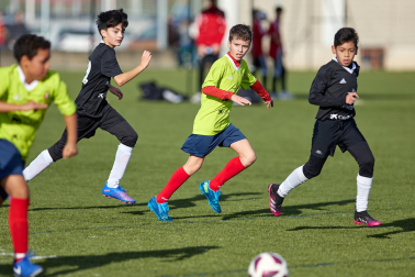 Imágenes del encuentro Amor de Dios 0 - 3 San Miguel (Aoiz) de la primera jornada del XL Torneo Interescolar.
